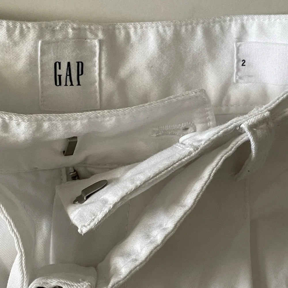 NWOT GAP Women's High Rise Denim Shorts White W/ Belt Sz 2